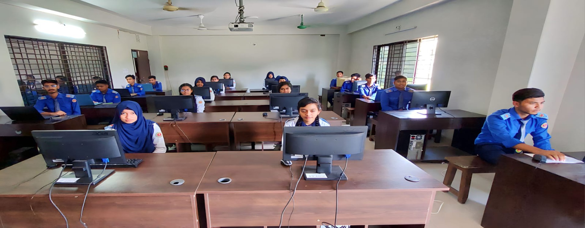 সুবিশাল আধুনিক কম্পিউটার ল্যাব